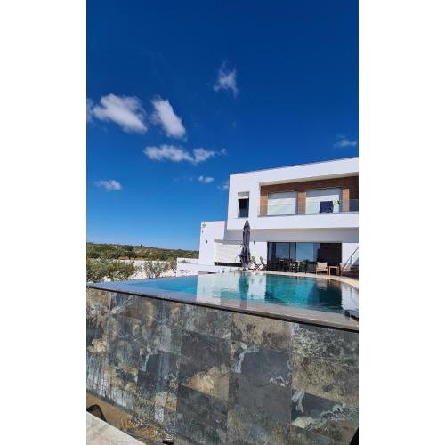 Splendide maison de campagne avec piscine et vue panoramique.
