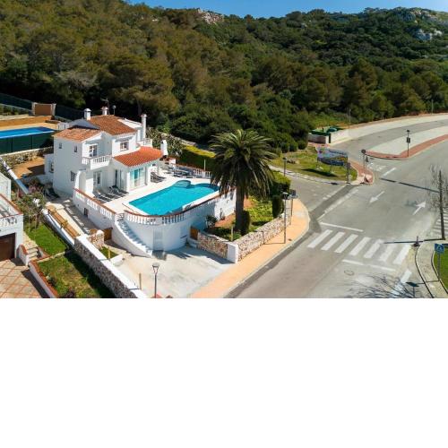 Strandnahe Villa German mit großer Poolterrasse