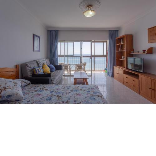 Studio apartment with sea view and pool