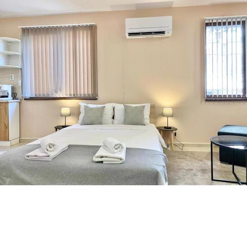 Studio for 4 Guests Next to Mall & Free Street Parking