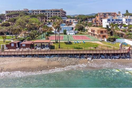 Studio on the beach, with pool, bar and tennis