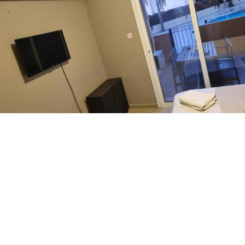 Stunning 2-bed house ground floor with pool