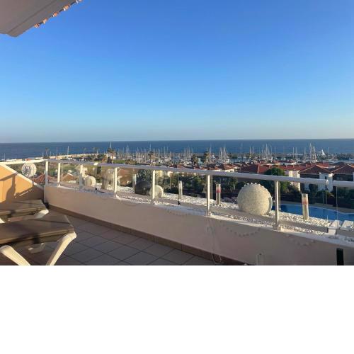 Stunning 2 bedroom apartment with full view of the sea and marina , full sun