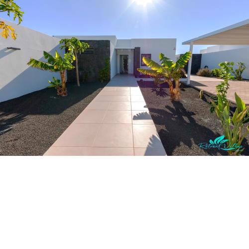 Stunning 4 Bed Villa with Studio in Playa Blanca