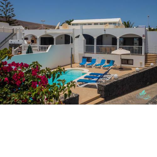 Stunning 6-Bed Villa in Playa Blanca