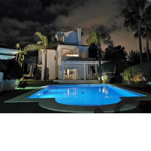 Stunning and luxury Villa in Marbella-Atalaya - 250m to GC Atalaya, 2x 18 holes and very close to the beach of San Pedro de Alcántara and Puerto Banus or Puente Romano