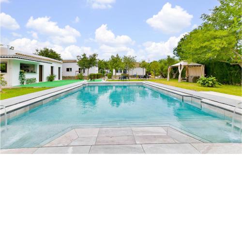 Stunning Home In El Coronil With Wifi