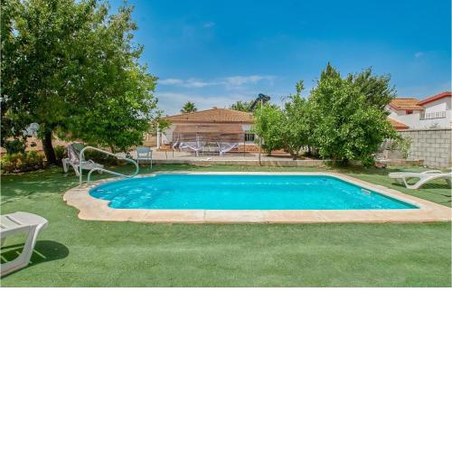 Stunning Home In La Carlota With Wifi