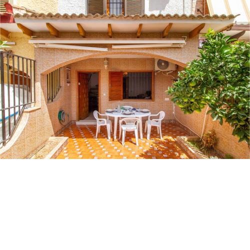 Stunning Home In Los Alcázares With Kitchen