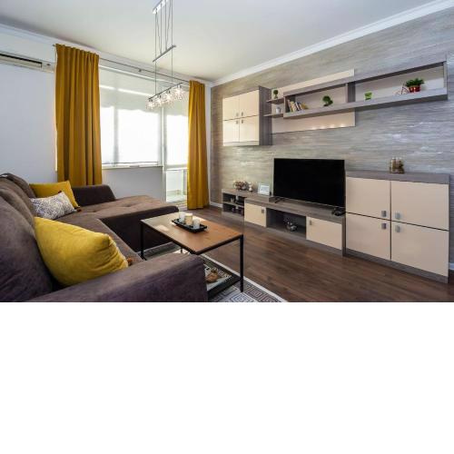 Stunning location and views!Foothills of Old town!