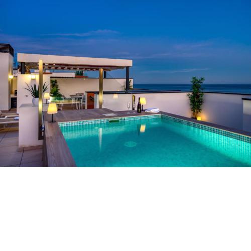 Stunning penthouse w private pool in El Higueron Ref 178
