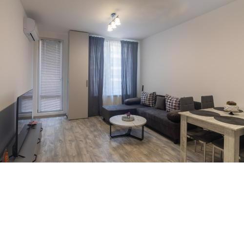 Stylish 2 BDR Apartment at an Excellent Location