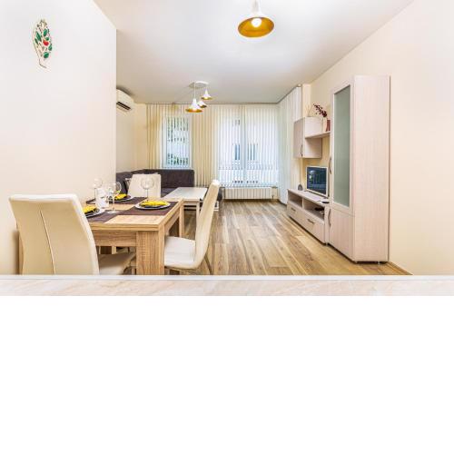 Stylish 2BD Apartment with a Nice Cozy Terrace