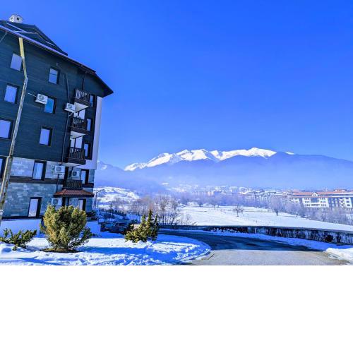Stylish 2BD Apartment with Panoramic Mountain View