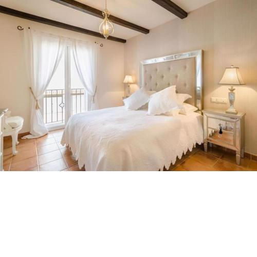 Stylish 3 Bedroom Casa with Sea Views, Air Con & Communal Swimming Pool