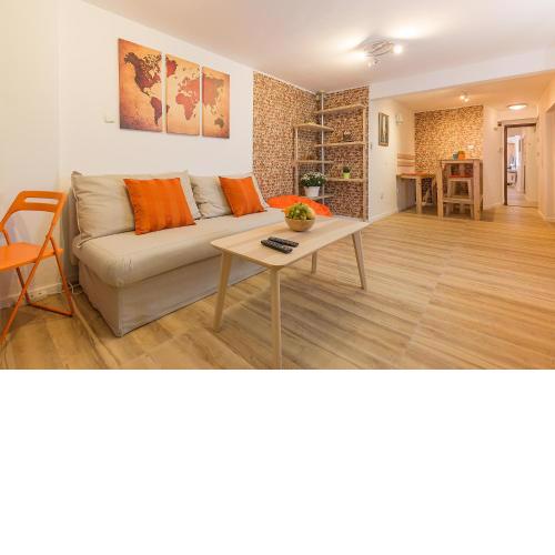 Stylish apartment, Top center!