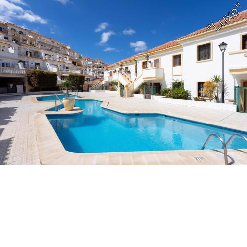 Stylish design with ocean, pool view, King size bed, Wifi, Smart Tv, free parking 2 pools access
