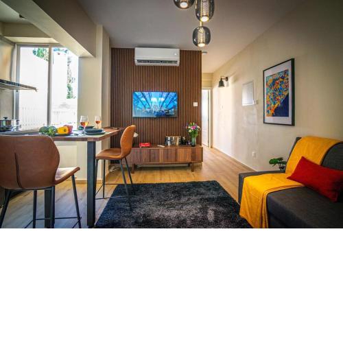 Stylish Newly Renovated Flat, 250 Meters from the Beach, Central Location with Free Parking