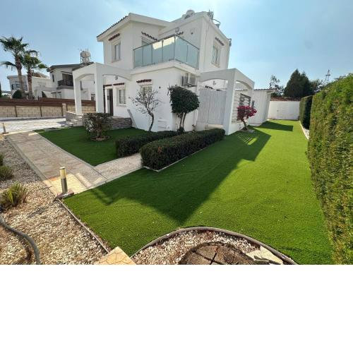 Stylish, quiet Villa 800m from the beach, Pernera