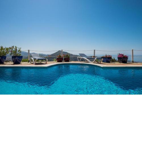 Stylish Villa with lovely sea and mountain views