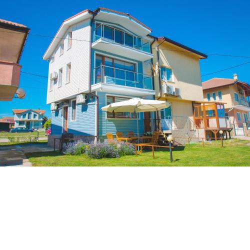 Summer Blue - Holiday House