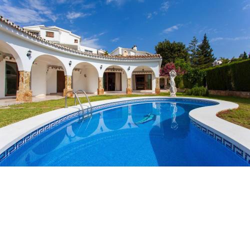 SUMMER OFFERS! Fabulous Luxury Villa near the Beach Sleeps 8