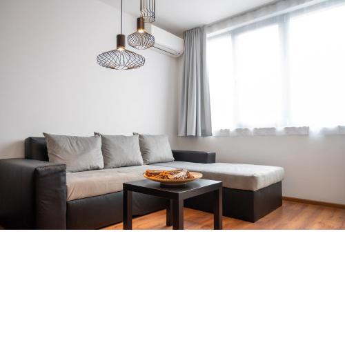 Sunny 1BDR Apartment near Center