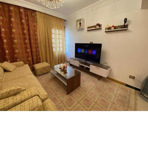 Sunny 2BR Apartment in Maadi