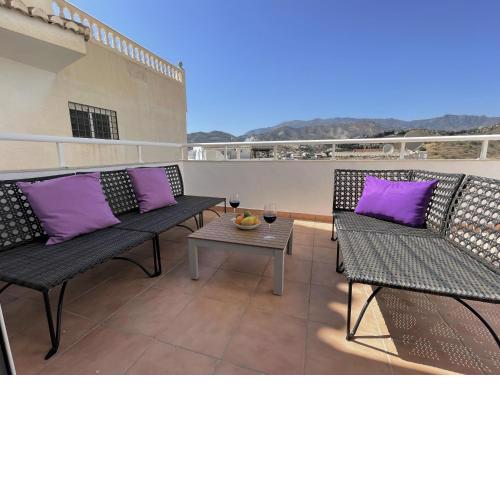 Sunny 3 bed apartment only 7 minute walk from beac