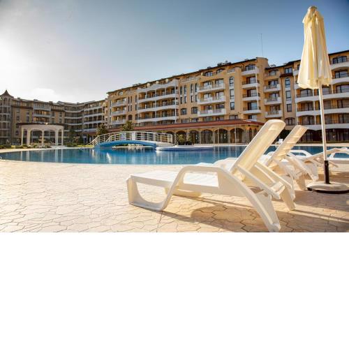 Sunny apartment in a complex with a POOL and GYM