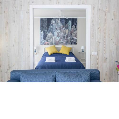 ~Sunny Blue ~ One-Bedroom Flat with Balcony