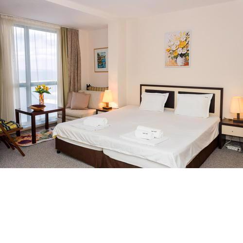 Sunny Studio in Hotel Berlin, Steps from the Beach!