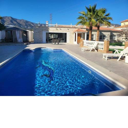 Sunny Villa Mijas with large pool free parking