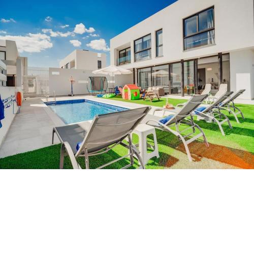SunnyVillas 4BR New Villa Private Pool in Pernera