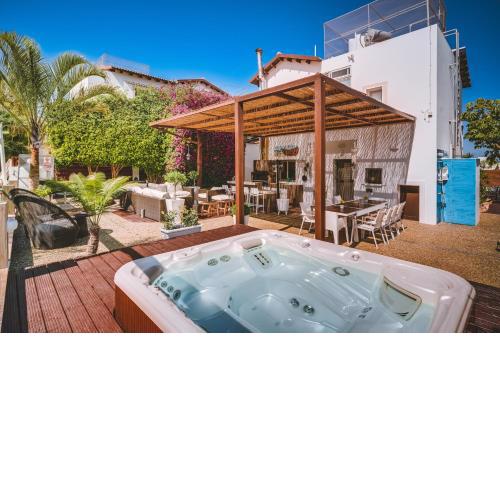 SunnyVillas: 4BR Villa☆Private Pool + Jacuzzi - Villa Amelie