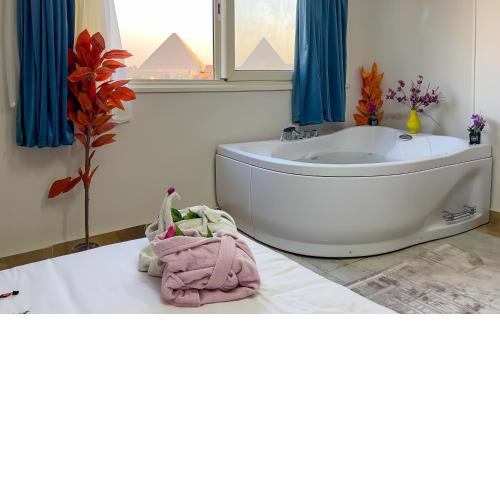 SunRise Jacuzzi & Pyramids view