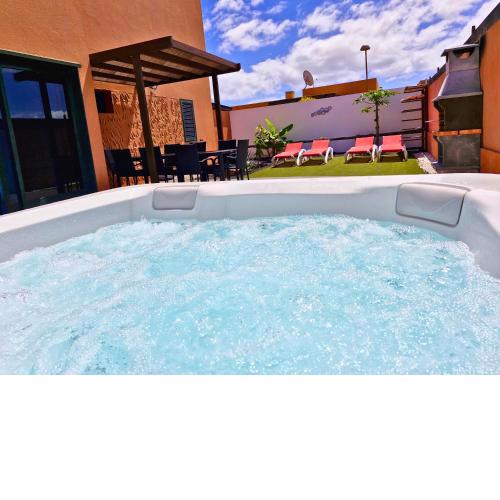 Sunrise Surf House, Big Garden, Hot Tub, Parking, super-fast free Wi-Fi