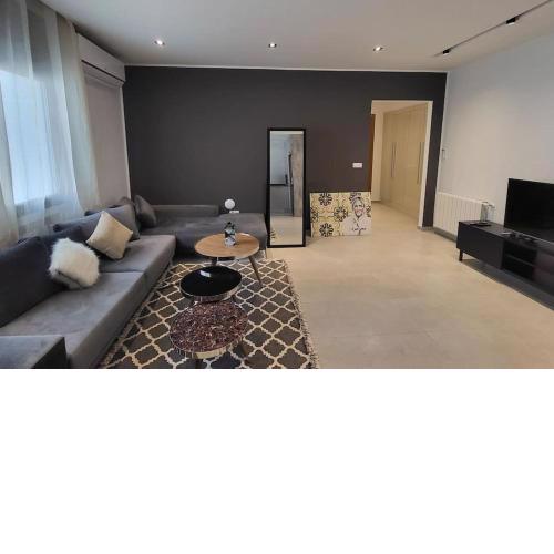 Sunset 303 brand new apt with gym in Lac 1