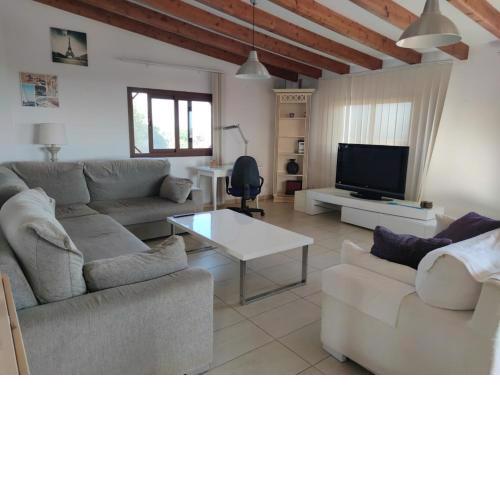 Sunset and oceanview 2 bedroom apartment with shared pool