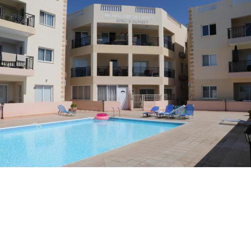 Sunset apartment with pool & 10 mins to Venus beach