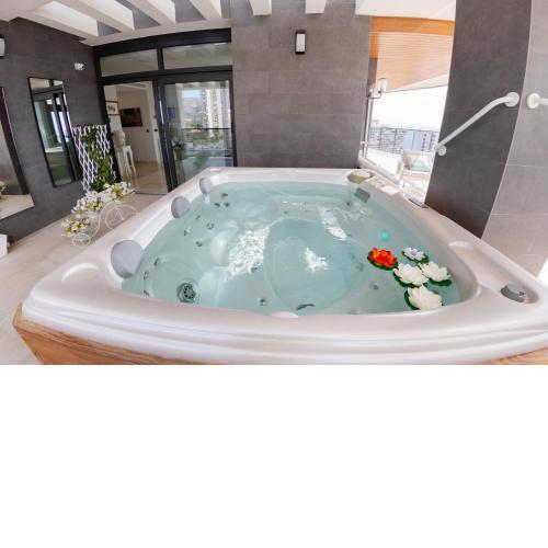 Sunset Waves Benidorm Julieta vistas al mar PREMIUM 200 mt2 con jacuzzi en terraza