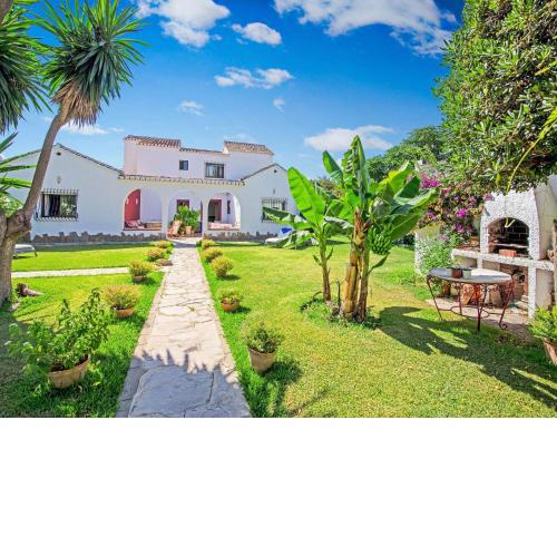 Superb beachfront villa with guest house 50m opposite