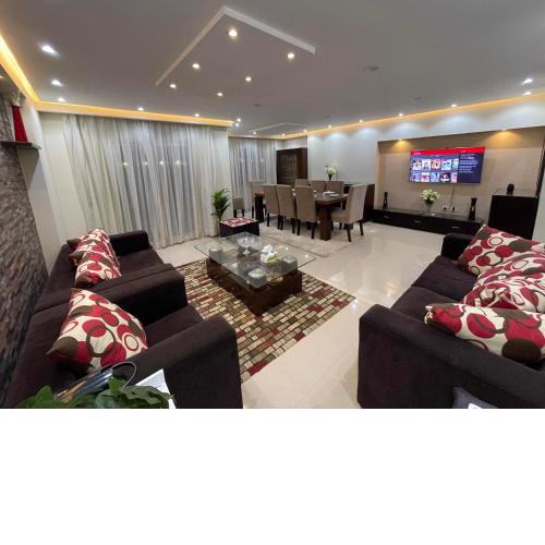 Superb & comfy 3BDR apartment with outstanding view شقة فندقية فاخرة فيو رائع للمطار