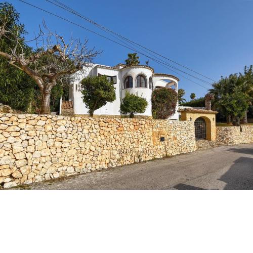 Superb villa with private pool, near the beach