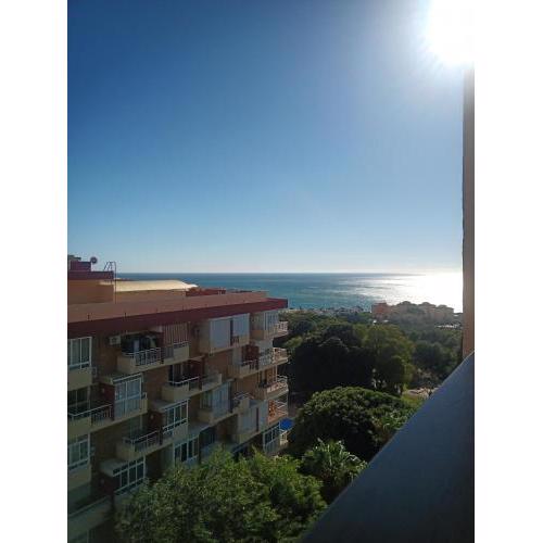 SWEET HOME BENALMADENA, Estudio con vistas al mar y excelente conexion wifi, para NO FUMADORES, con piscinas, Sea views, with swimming pools, completely renovated, ideal for older people, Bright with morning sun, No smoking