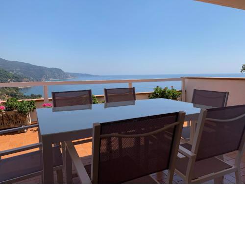 ⭑ Terrace + Sea views + Private Beach. What else? ⭑