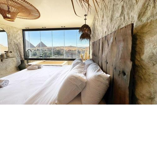 The 2 BDR Pyramids Vista w Bathtub