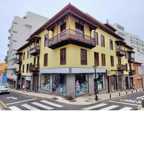 The Balcony House with FREE PARKING