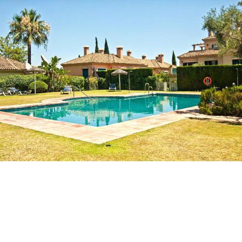 The Fairway Vista, Your Luxury Retreat with a Quiet Pool