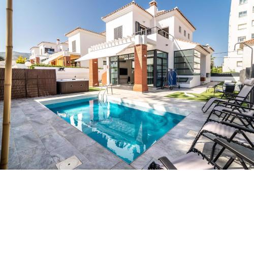 THE JUNGLE VILLA - 4BDR Private Pool/Jacuzzi/BBQ
